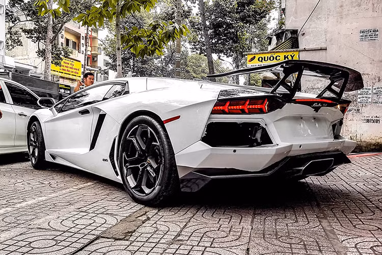 Chiếc Lamborghini Aventador LP700-4 này được xem là có hành tung bí ẩn nhất Việt Nam, khi chủ cũ mua về gần 3 năm mà không hề sử dụng cũng như đăng ký biển số. Phải đến tháng 1/2019, siêu xe này mới lộ diện khi được chủ cũ, là một doanh nhân ở Đà Nẵng bán lại cho công ty nhập khẩu tư nhân quận 5, TP HCM.