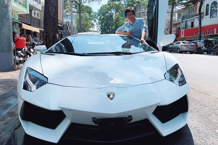 Được biết, giá siêu xe Lamborghini Aventador LP700-4 này được bán ra chính hãng tại Việt Nam khoảng hơn 20 tỷ đồng, tuy nhiên do sở hữu gói độ "khủng" nên mức giá của nó còn có thể cao hơn rất nhiều.