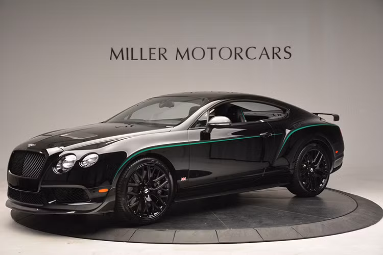 Hai bên sườn vẫn là hai dải màu xanh uốn lượn giống với những chiếc GT3-R khác. Bộ mâm và phanh cũng được sơn màu đen.