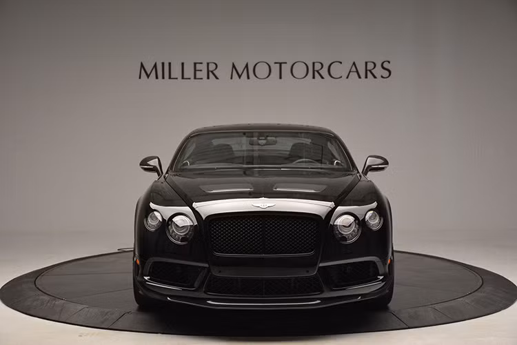 Một chiếc Bentley Continental GT3-R 2015 cực độc và hiếm đang được rao bán tại Miller Motorcars ở Mỹ, nó được niêm yết mức giá đề nghị 342,545 USD (khoảng hơn 7 tỷ đồng).