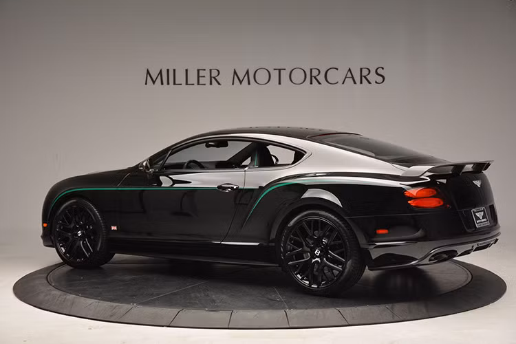 Là một siêu xe đường phố được thiết kế theo hơi hướng đường đua nên có vẻ như màu đen tỏ ra ăn nhập hơn màu trắng nguyên bản trước đây.