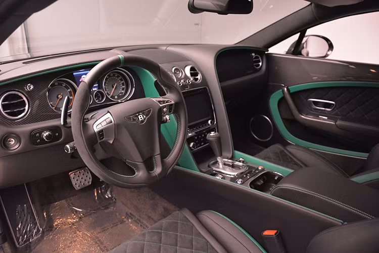 Nội thất được điểm xuyến ở viền trong một vài chi tiết là màu xanh. Tất cả từ nội thất đến ngoại thất đều sử dụng cách chấm phá này.