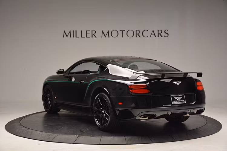 Nếu chỉ nhìn vào màu đen bóng của chiếc xe, ít ai biết rằng trước đây nó từng mang một màu trắng tinh khiết. Sau này nó được độ lên màu sơn mới cùng nhiều phụ kiện như hiện tại.