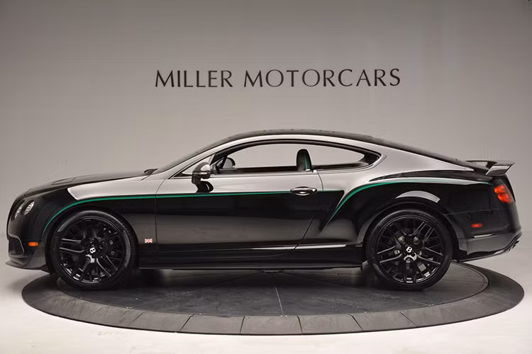 Về thông số kỹ thuật, Bentley Continental GT3-R được trang bị động cơ tăng áp kép V8 dung tích 4.0L cho công suất 580 mã lực và mô-men xoắn cực đại 700 Nm.