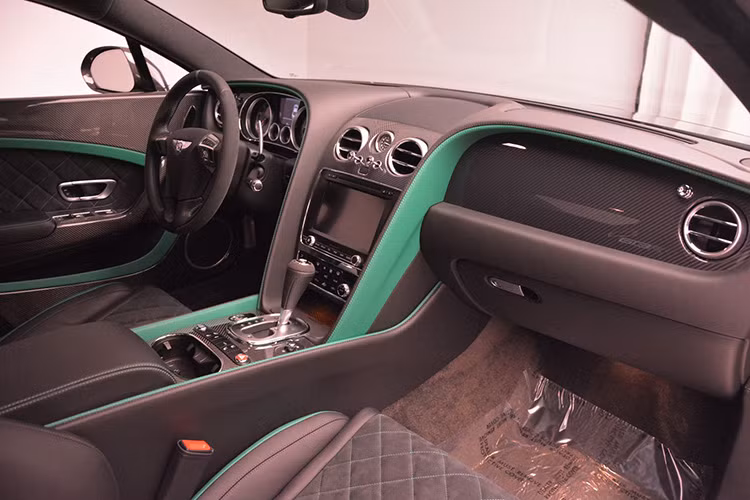 Chiếc Bentley Continental GT3-R mới chỉ chạy được 130 dặm. Về bản chất thì đây vẫn là một chiếc xe rất mới. Chủ cũ của nó có dường như chỉ cất trong garage.