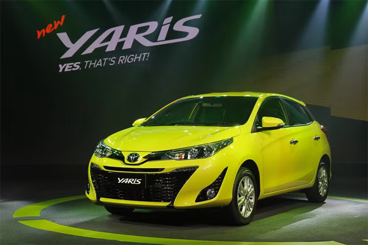 Trên phiên bản mới nhất này, Toyota đã nâng cấp mạnh tay ngoại hình của Yaris 2018 hatchback tương tự như chiếc Yaris Activ sedan. Kích thước tổng thể của xe 4115 x 1700 x 1475 mm, Yaris 2018 Hatchback 5 cửa có dáng xe dài và bề thế hơn so với những mẫu xe cùng phân khúc.