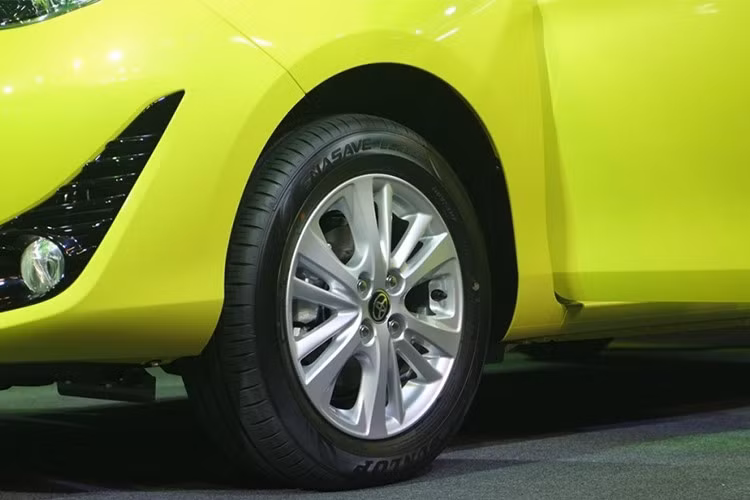 Hệ thống treo mới được trang bị cùng với bánh xe hợp kim nhôm 16 inch đa chấu và hệ thống phanh ABS là trang bị tiêu chuẩn cũng được trang bị trên mẫu xe mới này. Ngoài ra, gương chiếu hậu của Yaris 2018 đã được nâng cấp hoàn toàn, hỗ trợ chỉnh gập điện, tích hợp báo rẽ và sơn cùng màu thân xe.