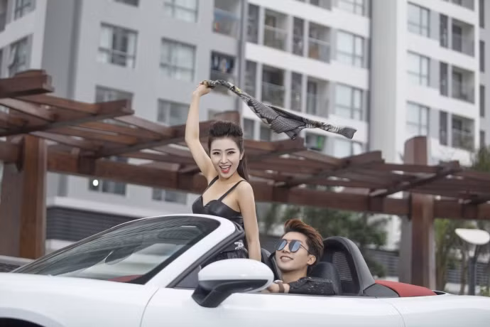 Lần đầu tiên xe được trang bị động cơ 4 xi-lanh nằm ngang 2.0l tăng áp (296 mã lực/380 Nm) - lớn hơn tới 35 mã lực/100 Nm so với động cơ 2.7l 6 xi-lanh của mẫu xe cũ. Phiên bản cao cấp 718 Boxster S sở hữu động cơ tương tự, nhưng có dung tích tăng lên thành 2,5l, đạt 354 mã lực/420 Nm. Cả 2 phiên bản đều được trang bị sẵn hộp số sàn 6 cấp và tùy chọn số ly hợp kép PDK.