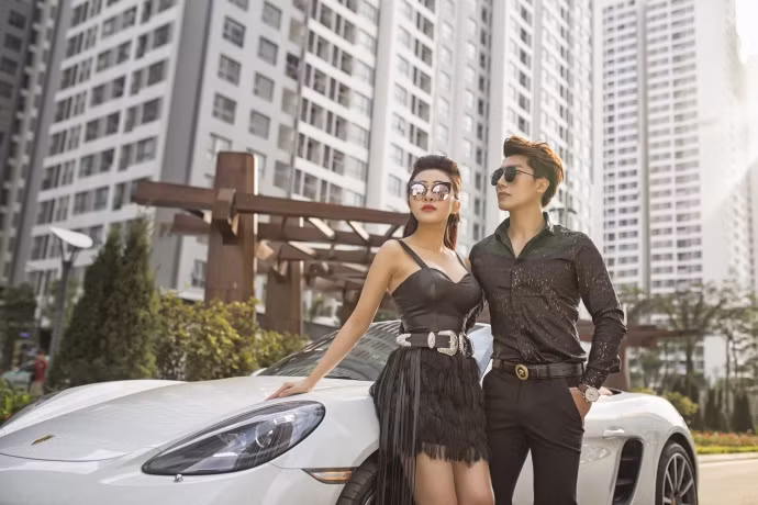 Do có động cơ đặt giữa nên khoang hành lý của Boxster được bố trí ở cả phần đầu và đuôi xe. Trong đó, khoang hành lý ở phần đầu xe có thể tích 150 lít và khoang phía sau động cơ có thể tích 130 lít. Ngoài ra trên mẫu xe này, thay đổi lớn nhất của 718 Spyder là động cơ của xe.