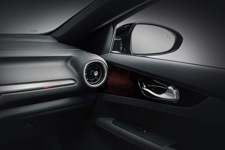 Hệ thống ống xả kép trang bị phía sau cùng vỏ gương ngoại thất và bậc cửa màu đen cũng là đặc điểm nhận dạng của Kia K3 GT Sedan 2019. Dự đoán, mẫu xe này sẽ được trang bị nội thất với thiết kế tương tự Kia Ceed GT ở châu Âu. Nếu đúng như vậy, xe cũng sẽ có vô lăng đáy phẳng, ghế thể thao, pedal bằng nhôm hay chỉ khâu màu đỏ trên ghế, vô lăng...