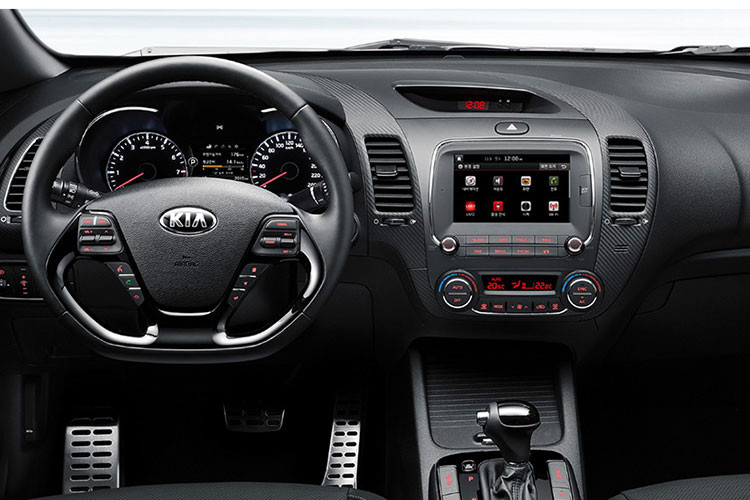 Kia K3 GT Sedan 2019 sở hữu bộ body kit gợi liên tưởng đến phiên bản hatchback, cũng bao gồm cản va thể thao hơn với bộ chẻ khí trước màu đen bóng và bộ khuếch tán gió sau. Trên lưới tản nhiệt, bộ khuếch tán, cánh gió cốp và bộ vành hợp kim 18 inch đều có những điểm nhấn màu đỏ như dấu hiệu nhận biết.