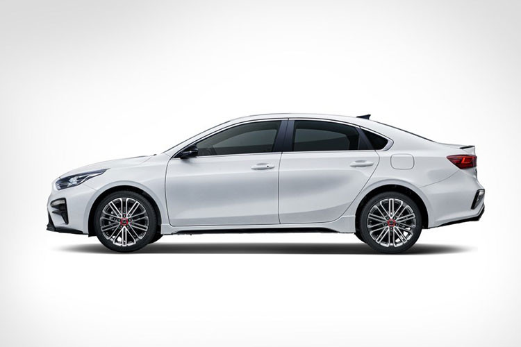 Mới đây, Kia lại lặng lẽ tung ra Kia K3 GT Sedan 2019 tại thị trường quê nhà Hàn Quốc. Tương tự phiên bản hatchback, Kia K3 GT Sedan 2019 cũng sử dụng động cơ xăng 4 xi-lanh, tăng áp, dung tích 1,6 lít, sản sinh công suất tối đa 201 mã lực và mô-men xoắn cực đại 265 Nm.