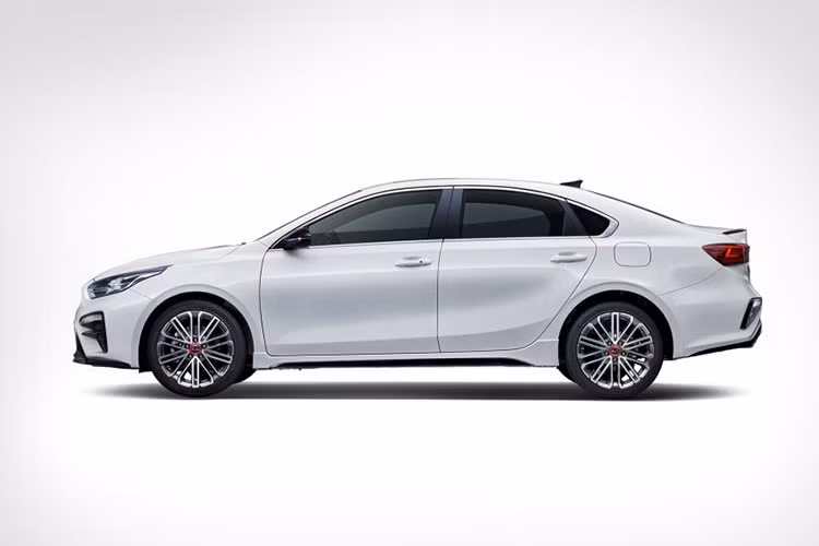 Mới đây, Kia lại lặng lẽ tung ra Kia K3 GT Sedan 2019 tại thị trường quê nhà Hàn Quốc. Tương tự phiên bản hatchback, Kia K3 GT Sedan 2019 cũng sử dụng động cơ xăng 4 xi-lanh, tăng áp, dung tích 1,6 lít, sản sinh công suất tối đa 201 mã lực và mô-men xoắn cực đại 265 Nm.