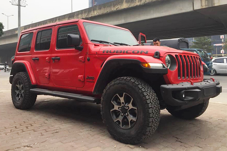 Một showroom tư nhân tại Hà Nội đã nhập khẩu về Việt Nam bộ đôi xe ôtô địa hình Jeep Wrangler Unlimited Rubicon 2019. Đây là mẫu xe được phát triển dành cho thị trường thị trường Bắc Mỹ và Trung Quốc. Xe có thiết kế dạng địa hình với mầu sơn đỏ cùng nhiều chi tiết hầm hố.