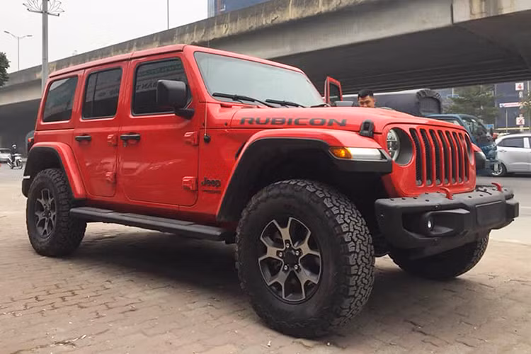 Một showroom tư nhân tại Hà Nội đã nhập khẩu về Việt Nam bộ đôi xe ôtô địa hình Jeep Wrangler Unlimited Rubicon 2019. Đây là mẫu xe được phát triển dành cho thị trường thị trường Bắc Mỹ và Trung Quốc. Xe có thiết kế dạng địa hình với mầu sơn đỏ cùng nhiều chi tiết hầm hố.
