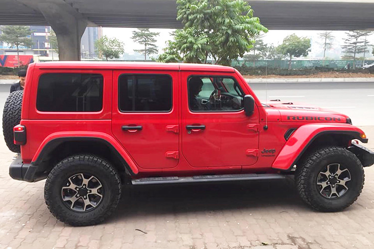 Jeep Wrangler Unlimited Rubicon 4x4 phiên bản 2019 vẫn dựa trên những tiêu chí của một chiếc xe địa hình danh tiếng theo chuẩn Mỹ: mạnh mẽ, chắc chắn, và thực dụng. Vóc dáng vuông vức với đặc điểm nhận dạng của xe cùng “thanh chắn tản nhiệt 7 khe” đặc trưng của họ nhà Jeep.