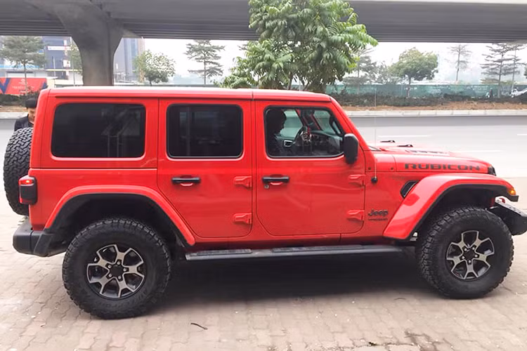 Jeep Wrangler Unlimited Rubicon 4x4 phiên bản 2019 vẫn dựa trên những tiêu chí của một chiếc xe địa hình danh tiếng theo chuẩn Mỹ: mạnh mẽ, chắc chắn, và thực dụng. Vóc dáng vuông vức với đặc điểm nhận dạng của xe cùng “thanh chắn tản nhiệt 7 khe” đặc trưng của họ nhà Jeep.