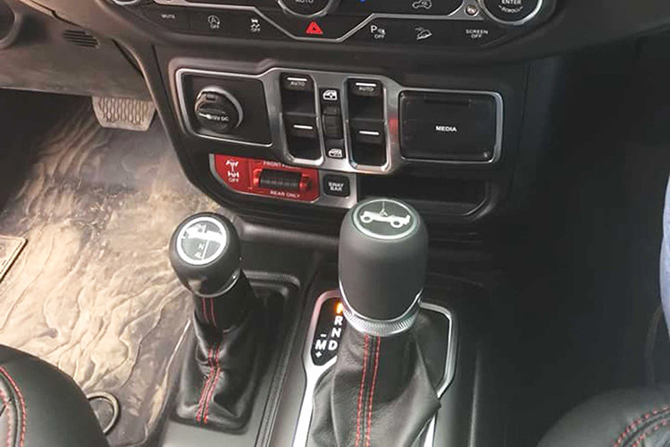 Xe có một số hệ thống an toàn như: 4 túi khí ở phía trước (ghế tài, ghế phụ, và túi khí bên), hệ thống cảnh báo điểm mù, khởi hành ngang dốc, cảnh báo phương tiện cắt ngang khi lùi xe, điều hoà hai vùng, kính trên xe là loại cách nhiệt trang bị sẵn...