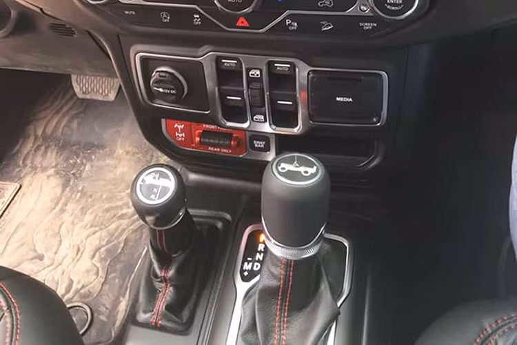 Xe có một số hệ thống an toàn như: 4 túi khí ở phía trước (ghế tài, ghế phụ, và túi khí bên), hệ thống cảnh báo điểm mù, khởi hành ngang dốc, cảnh báo phương tiện cắt ngang khi lùi xe, điều hoà hai vùng, kính trên xe là loại cách nhiệt trang bị sẵn...