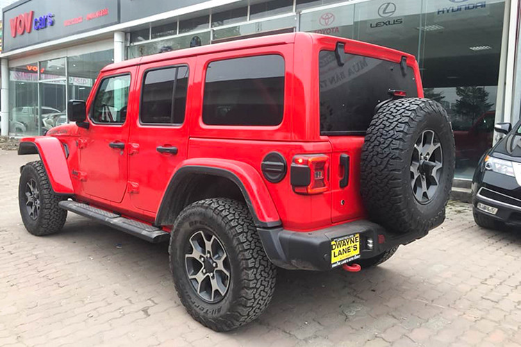 Nếu không am hiểu vè dòng xe này, chắc chắn nhiều người khó mà phân biệt được phiên bản Rubicon với các xe Wrangler khác, nếu không nhờ hàng chữ hai bên sườn nắp ca-pô. Chiều dài cơ sở của xe tăng 50mm, rộng hơn 88mm, hệ thống giảm xóc cũng được cải tiến là những lợi thế được tập trung để nhấn mạnh hơn vào khả năng “leo trèo” ưu việt bấy lâu.