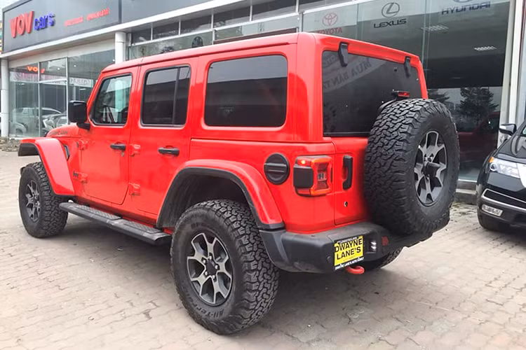 Nếu không am hiểu vè dòng xe này, chắc chắn nhiều người khó mà phân biệt được phiên bản Rubicon với các xe Wrangler khác, nếu không nhờ hàng chữ hai bên sườn nắp ca-pô. Chiều dài cơ sở của xe tăng 50mm, rộng hơn 88mm, hệ thống giảm xóc cũng được cải tiến là những lợi thế được tập trung để nhấn mạnh hơn vào khả năng “leo trèo” ưu việt bấy lâu.