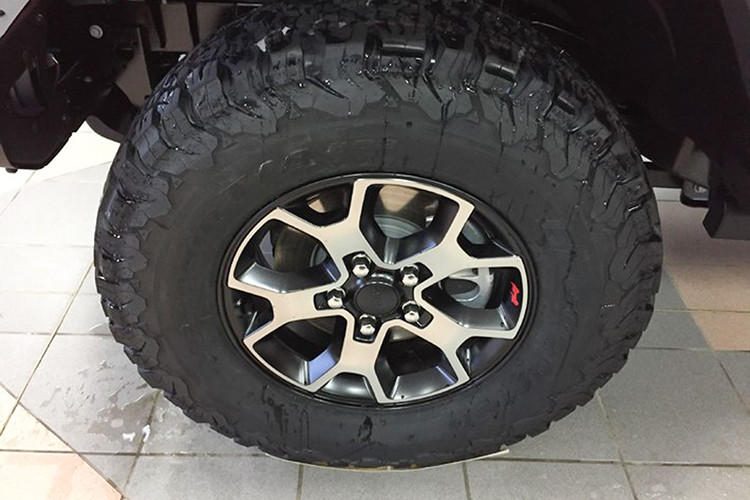 Mẫu xe địa hình Jeep sở hữu bộ vành 5 chấu kích cỡ 18 inch, lốp xe dạng địa hình. Trang bị an toàn đỉnh cao gồm hỗ trợ leo đồi (HAS); điều chỉnh tiết lưu điện tử (ETC) giúp động cơ phản ứng liên tục và tiết kiệm nhiên liệu tối đa; kiểm soát bám được (TCS), chống bó cứng phanh (ABS), hỗ trợ phanh (BA) và cân bằng điện tử (ESP)...