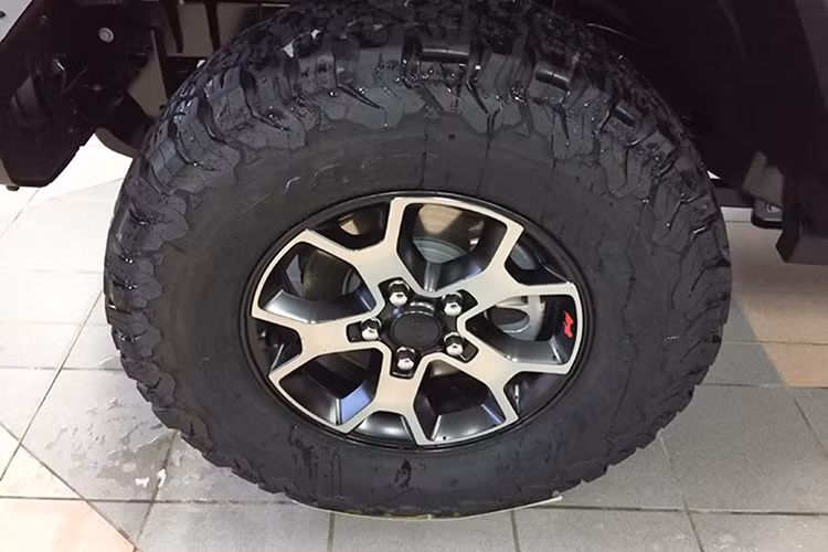 Mẫu xe địa hình Jeep sở hữu bộ vành 5 chấu kích cỡ 18 inch, lốp xe dạng địa hình. Trang bị an toàn đỉnh cao gồm hỗ trợ leo đồi (HAS); điều chỉnh tiết lưu điện tử (ETC) giúp động cơ phản ứng liên tục và tiết kiệm nhiên liệu tối đa; kiểm soát bám được (TCS), chống bó cứng phanh (ABS), hỗ trợ phanh (BA) và cân bằng điện tử (ESP)...