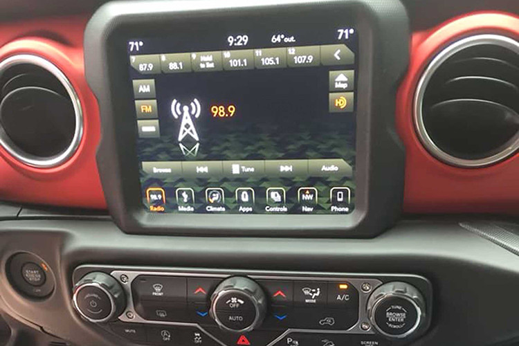Bảng táp-lô thiết kế đơn giản với cụm 4 đồng hồ thông số. Hệ thống giải trí trên xe được trang bị một màn hình giải trí đa phương tiện kết nối với với các thiết bị cầm tay. chức năng điều khiển bằng giọng nói... Vô lăng xe dạng 3 chấu thể thao cũng được trang bị các nút bấm tiện ích.