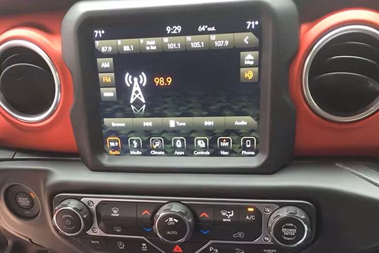 Bảng táp-lô thiết kế đơn giản với cụm 4 đồng hồ thông số. Hệ thống giải trí trên xe được trang bị một màn hình giải trí đa phương tiện kết nối với với các thiết bị cầm tay. chức năng điều khiển bằng giọng nói... Vô lăng xe dạng 3 chấu thể thao cũng được trang bị các nút bấm tiện ích.