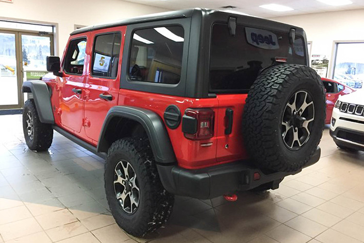 Jeep Wrangler Unlimited Rubicon 2019 được nhập về Việt Nam thuộc phiên bản máy nhỏ loại 2.0L phun xăng tăng áp (Direct-Injection Turbo), cam đôi (DOHC) sử dụng hệ thống eTorque Mild Hybrid bao gồm bộ khởi động kiêm máy phát cho hệ thống điện 48V giúp bổ sung thêm lượng mô-men xoắn 96Nm ở vòng tua thấp hỗ trợ xe vận hành dù động cơ nhỏ.
