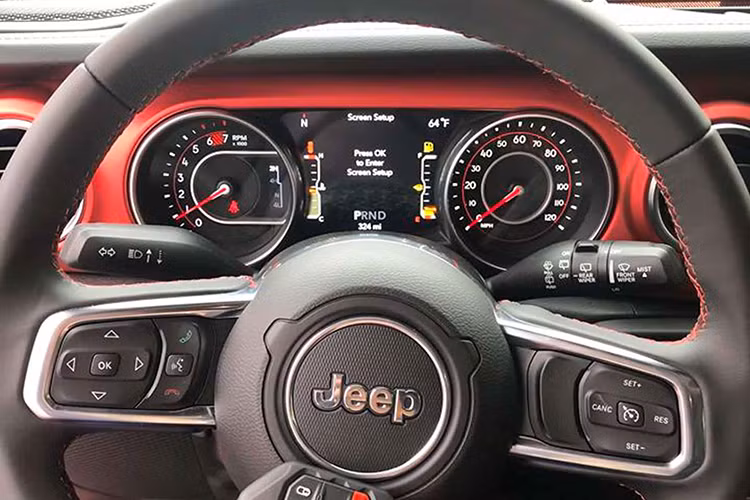 Nội thất bên trong xe làm hài lòng những bất cứ tín đồ nào ham muốn dịch chuyển và yêu một chiếc xe hơi đúng nghĩa với màu đen và một số chi tiết mạ bạc. Không quá cầu kỳ trong từng chi tiết, thậm chí chỉ là các hình khối vuông và tròn. Hệ thống ghế ngồi trên xe bọc gỉa da Nappa cao cấp chống bụi, nấm mốc và điều chỉnh cơ.