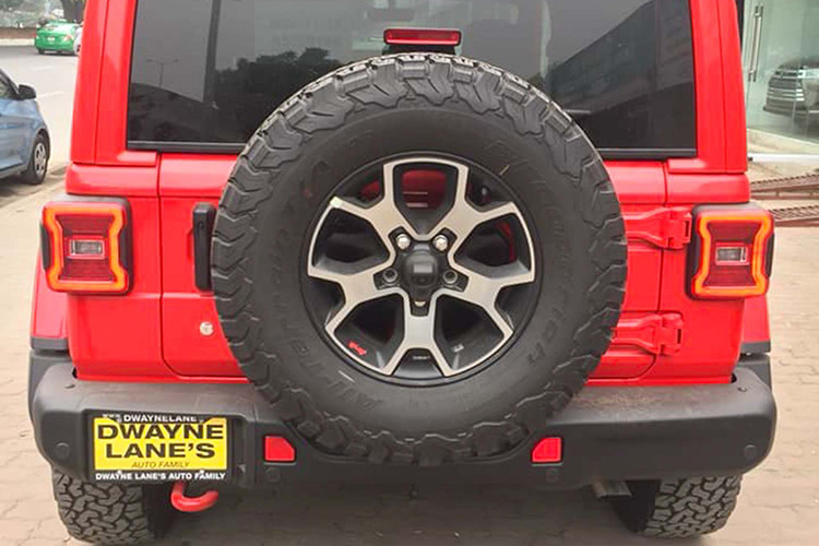 Điểm lôi cuốn ở chiếc Wrangler Unlimited Rubicon phiên bản mới còn phải kể đến mui xe cứng 3 mảnh dễ dàng tháo lắp, thùng chứa đồ phía sau tiện dụng với kiểu mở ngang. Đuôi xe thiết kế vuông vắn với 1 lốp dự phòng, cụm đèn pha tròn cổ điển trước và vuông sau không lẫn vào đâu được của dòng xe việt dã huyền thoại này.