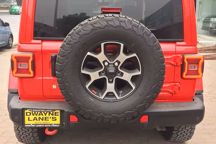 Điểm lôi cuốn ở chiếc Wrangler Unlimited Rubicon phiên bản mới còn phải kể đến mui xe cứng 3 mảnh dễ dàng tháo lắp, thùng chứa đồ phía sau tiện dụng với kiểu mở ngang. Đuôi xe thiết kế vuông vắn với 1 lốp dự phòng, cụm đèn pha tròn cổ điển trước và vuông sau không lẫn vào đâu được của dòng xe việt dã huyền thoại này.