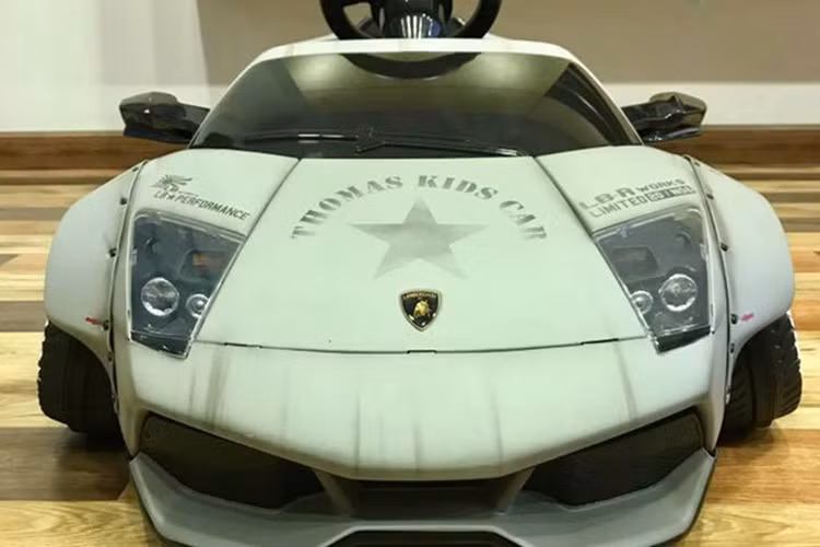 Thực chất những chiếc siêu xe Lamborghini hay Ferrari thuộc bản đồ chơi dành cho trẻ em không thiếu tại thị trường Việt Nam, tuy nhiên, đây là chiếc mang gói độ Liberty Walk xuất hiện đầu tiên. Có thể thấy, Liberty Walk là 1 trong những hãng độ siêu xe hiếm hoi không chỉ phục vụ cho các ông bố đam mê độ siêu xe mà còn chăm sóc cả "thế hệ F1".