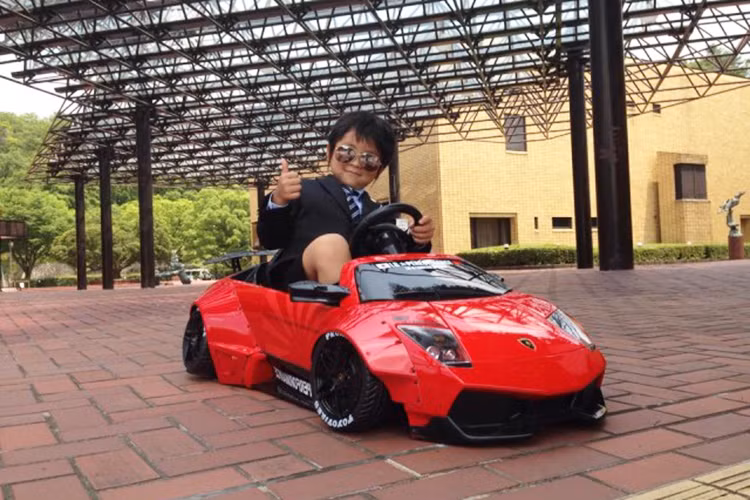 Các chi tiết còn lại như la-zăng 5 chấu kép và cánh lướt gió phía sau gợi nhớ đến bản giới hạn Murcielago LP670-4 SV, lốp xe với những dòng chữ màu trắng cũng tạo điểm nhấn cho mẫu siêu xe dành cho trẻ em này. Chiếc xe này sử dụng một động cơ điện và có tốc độ tối đa khoảng 10 km/h.