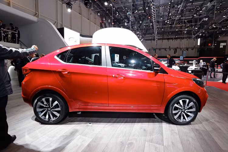 Tata Tigor được hãng xe hơi Ấn Độ ví như là chiếc xe gia đình cỡ nhỏ đa dụng. Nó sở hữu kích thước dài 3.746 mm, rộng 1.647 mm, cao 1.535 mm cùng chiều dài cơ sở 2.400 mm, khoảng sáng gầm xe 170 mm. Thân xe với những đường vuốt cong, mâm xe đa chấu 14 inch được mạ crom.