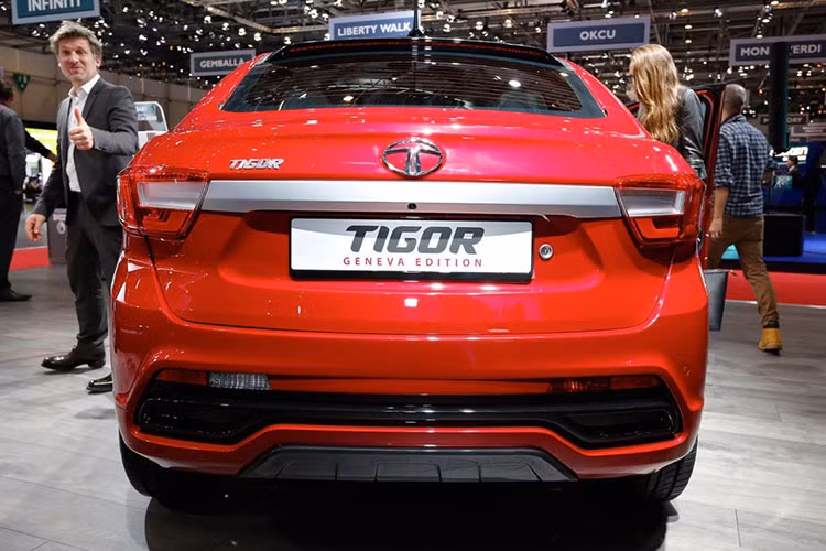 Đuôi xe được thiết kế tối giản cho một mẫu xe cỡ nhỏ với hai đèn báo, logo Tata, các đường nét thiết kế nhấn nhá... cùng một cốp nhỏ chứa đồ sử dụng khoá. Phía dưới gầm xe là ống xả được đẩy về phía trong.