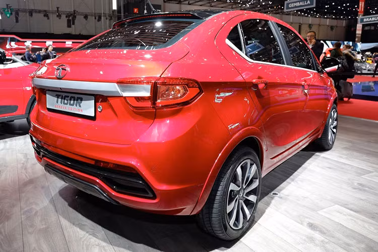 Về lý thuyết, đây có thể là mẫu xe được "cắt xén" cho phù hợp với thị trường Ấn Độ, nơi thuế suất rất "căng" với các xe to và dài. Hãng này buộc phải cắt đột ngột thân xe để nó không dài hơn 4 mét, nhằm hưởng chính sách ưu đãi về thuế hơn (theo chính sách của Ấn Độ).