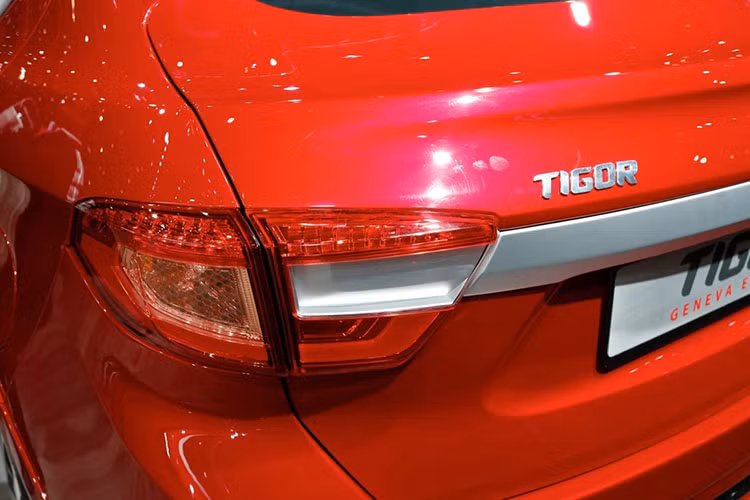 Tigor sở hữu động cơ xăng Revotron dung tích 1.2 lít công suất 84 mã lực, mô men xoắn 114 Nm. Ngoài ra, bản chạy dầu dung tích 1.05 lít với công suất 69 mã lực, mô men xoắn 140 Nm. Cả hai động cơ đều kết hợp với hộp số sàn 5 cấp, số tự động chỉ áp dụng như một tùy chọn.