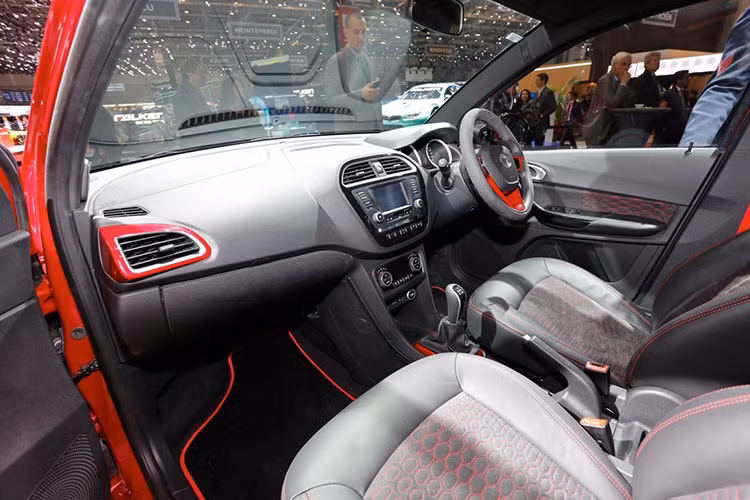 Là một mẫu xe giá rẻ, nhưng bên trong nội thất của xe khá tiện nghi dù không thật sự xuất sắc. Xe sở hữu hai túi khí, ngăn chứa smartphone, máy tính bảng tích hợp cổng sạc USB, cổng âm thanh AUX... Nhiều chi tiết của xe còn được mạ crôm cùng nhiều chi tiết khá "loè loẹt".