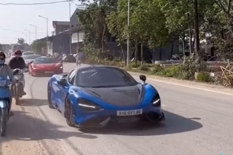Theo sau chiếc Ferrari F8 Spider của Đạt Villa cầm lái là loạt siêu xe, xe sang khác khiến ai nấy cũng xuýt xoa, trầm trồ. Có thể kể đến chiếc McLaren 765LT màu xanh dương có giá bán không dưới 30 tỷ đồng.