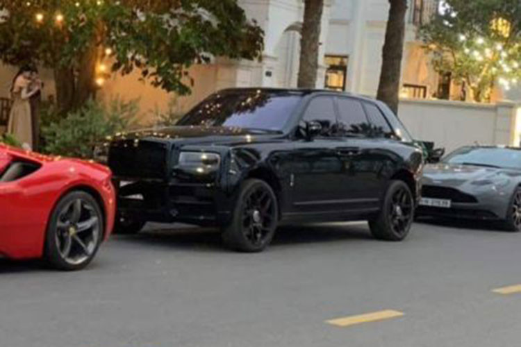 Ngoài ra, nhiều người cũng trầm trồ trước sự xuất hiện của hai chiếc xe khác trong đoàn là Rolls-Royce Cullinan Black Badge (giá khoảng 40 tỷ đồng) và Aston Martin DB11 V8 (giá khoảng 20 tỷ đồng).