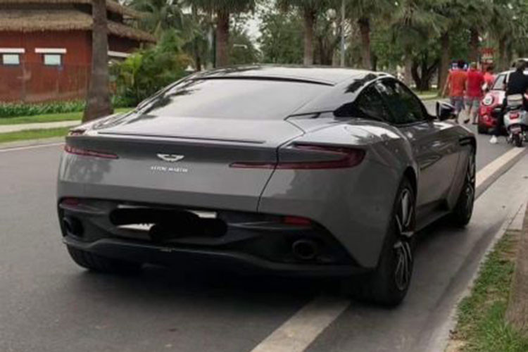 Được biết, dàn siêu xe này không phải của nam Tiktoker mà thuộc sở hữu của một người anh em chơi chung với Đạt Villa. Để góp vui cho đám cưới của Tiktoker Đạt Villa, người anh này đã chuyển những chiếc siêu xe này ra Hà Nội.