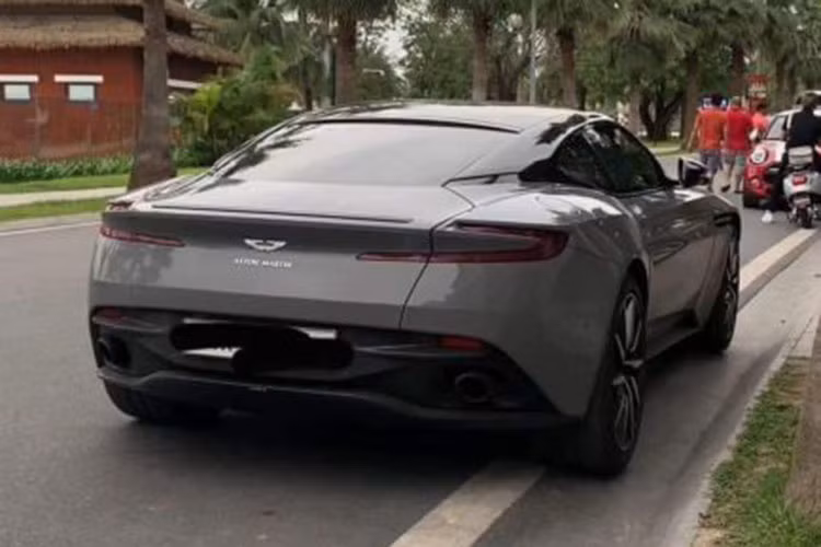 Được biết, dàn siêu xe này không phải của nam Tiktoker mà thuộc sở hữu của một người anh em chơi chung với Đạt Villa. Để góp vui cho đám cưới của Tiktoker Đạt Villa, người anh này đã chuyển những chiếc siêu xe này ra Hà Nội.