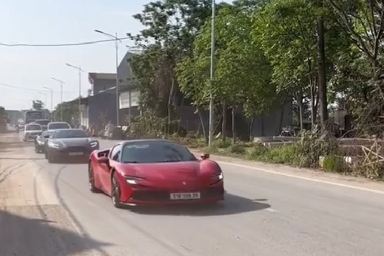 Tiếp đến là siêu phẩm Ferrari SF90 Spider màu đỏ mang biển tứ quý 9. Theo đồn đoán, chiếc xe có giá khoảng 40 tỷ tại Việt Nam.