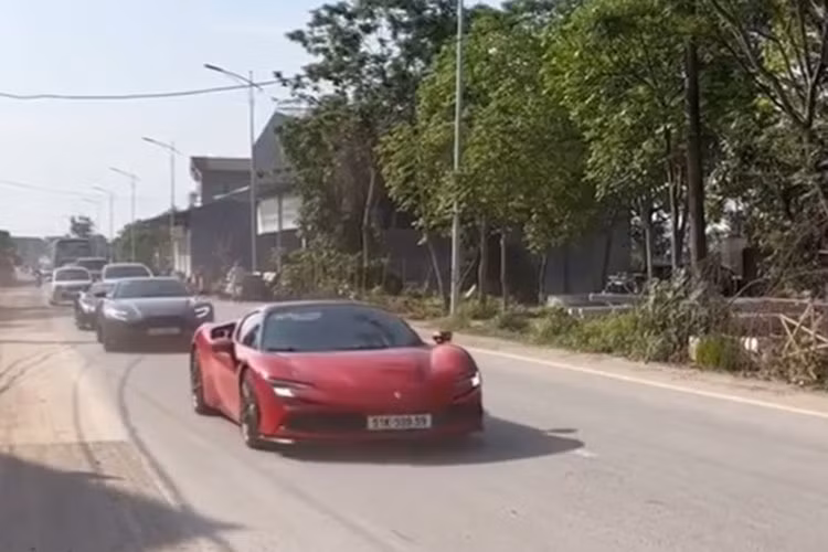Tiếp đến là siêu phẩm Ferrari SF90 Spider màu đỏ mang biển tứ quý 9. Theo đồn đoán, chiếc xe có giá khoảng 40 tỷ tại Việt Nam.