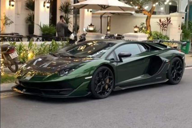 Một “ngôi sao” khác trong đoàn xe rước dâu là “siêu bò” Lamborghini Aventador SVJ màu xanh lá cây. Siêu xe này được dự đoán có giá không dưới 40 tỷ đồng.