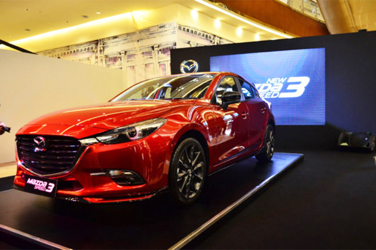 Tham gia triển lãm ôtô IIMS 2018 đang diễn ra tại Indonesia, hãng xe hơi Mazda của Nhật Bản đã mang dàn xe chủ lực của mình đến trưng bày. Trong số đó, có một số "gương mặt" mới như Mazda CX-9 và đáng chú ý là mẫu xe Mazda3 Speed mới phong cách thể thao hơn.