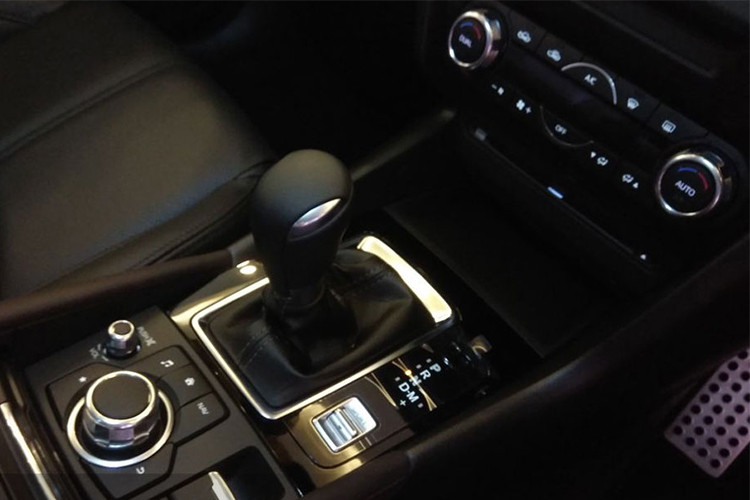 Các trang bị an toàn của Mazda3 Speed bao gồm hệ thống phát hiện điểm mù, cảnh báo phương tiện cắt ngang khi lùi, hệ thống đèn thích ứng phía trước, hỗ trợ phanh trong thành phố và phanh khi phát hiện người đi bộ.