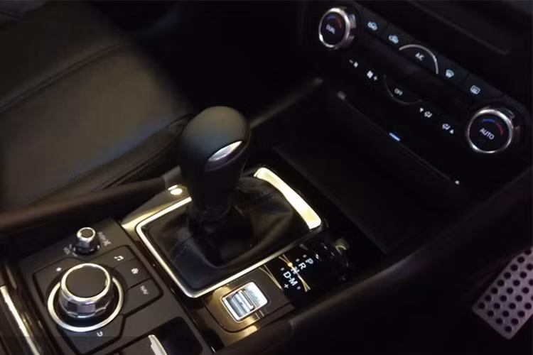 Các trang bị an toàn của Mazda3 Speed bao gồm hệ thống phát hiện điểm mù, cảnh báo phương tiện cắt ngang khi lùi, hệ thống đèn thích ứng phía trước, hỗ trợ phanh trong thành phố và phanh khi phát hiện người đi bộ.